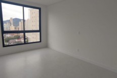 AMPLO APARTAMENTO FRENTE AVENIDA