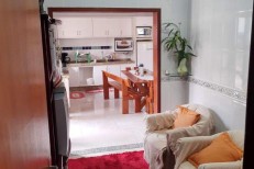 TIMA CASA 2 PISOS COM 4 DORMITRIOS E 2 VAGAS 