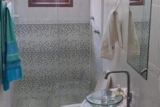 TIMA CASA 2 PISOS COM 4 DORMITRIOS E 2 VAGAS 