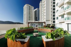 APARTAMENTO PRONTO COM UMA SUTE EM MEIA PRAIA