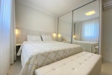 APARTAMENTO NA MEIA PRAIA MOBILIADO