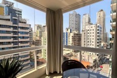 LINDO APARTAMENTO NO CORACAO DA MEIA PRAIA