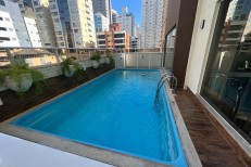 LINDO APARTAMENTO NO CORACAO DA MEIA PRAIA