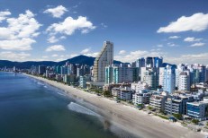 APARTAMENTO DE ALTO PADRO FRENTE MAR