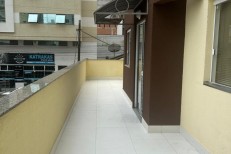 LINDO APARTAMENTO NA MEIA PRAIA COM 1 SUTE E DOIS