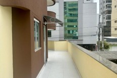 LINDO APARTAMENTO NA MEIA PRAIA COM 1 SUTE E DOIS
