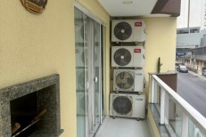 LINDO APARTAMENTO NA MEIA PRAIA COM 1 SUTE E DOIS