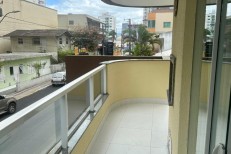 LINDO APARTAMENTO NA MEIA PRAIA COM 1 SUTE E DOIS
