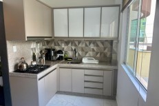 LINDO APARTAMENTO NA MEIA PRAIA COM 1 SUTE E DOIS
