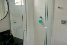LINDO APARTAMENTO NA MEIA PRAIA COM 1 SUTE E DOIS