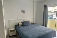 LINDO APARTAMENTO NA MEIA PRAIA COM 1 SUTE E DOIS