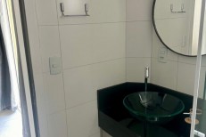 LINDO APARTAMENTO NA MEIA PRAIA COM 1 SUTE E DOIS