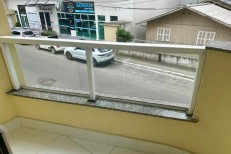 LINDO APARTAMENTO NA MEIA PRAIA COM 1 SUTE E DOIS