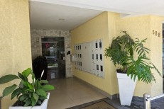 LINDO APARTAMENTO NA MEIA PRAIA COM 1 SUTE E DOIS