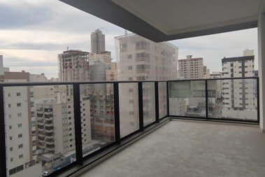 AMPLO APARTAMENTO FRENTE AVENIDA