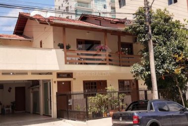 TIMA CASA 2 PISOS COM 4 DORMITRIOS E 2 VAGAS 