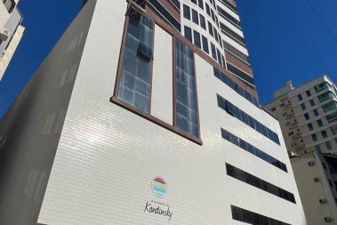 LINDO APARTAMENTO NO CORACAO DA MEIA PRAIA